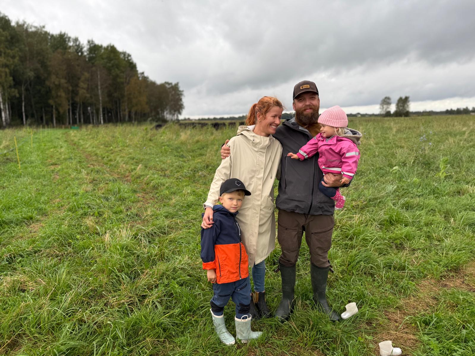 Stefan, Inger and the kids on the Niiduveis pasture